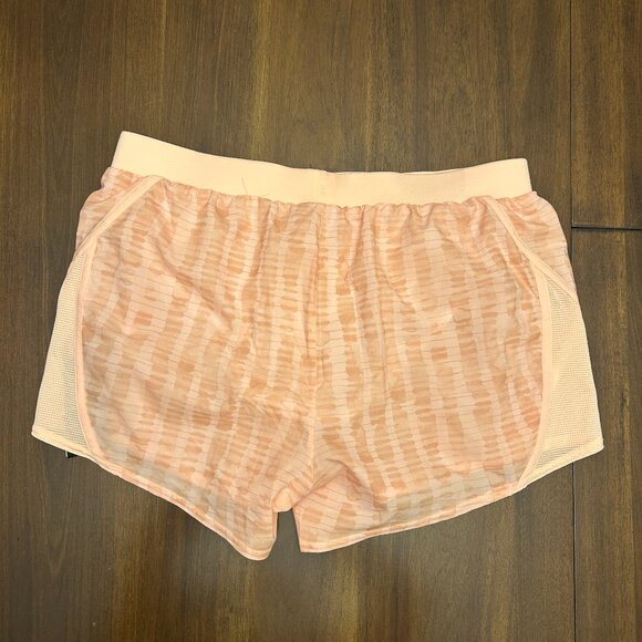 NWT Under Armour Women's Mileage Heatgear Printed Running Shorts Peach Size MD/M - Picture 2 of 14